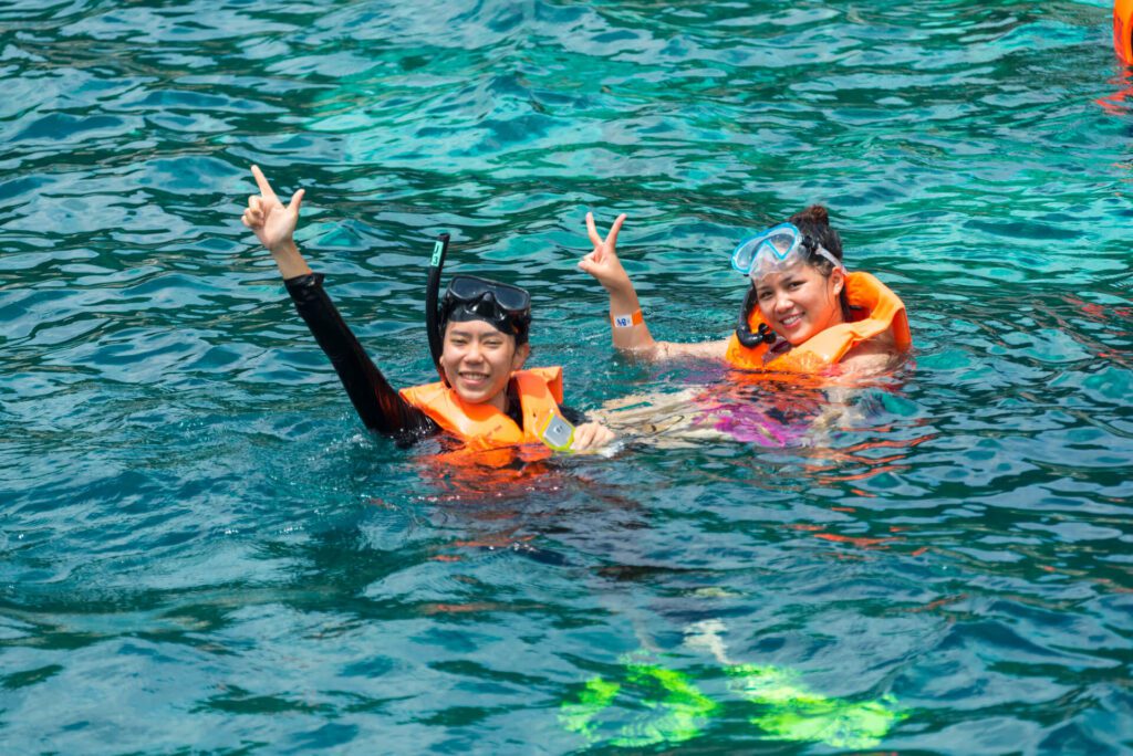 2 tourists snorkelling in Phuket